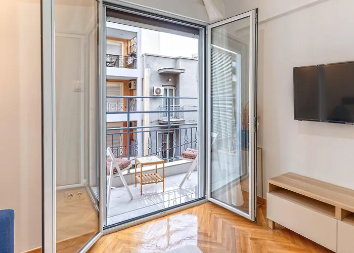 Phaedrus Living: City Center Koukaki Flat