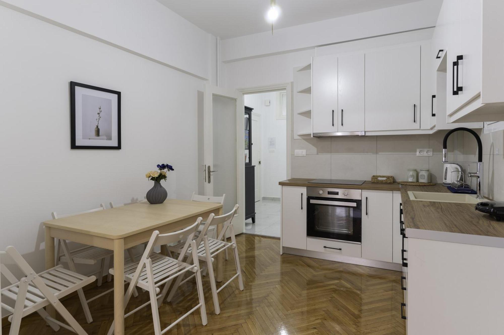 Phaedrus Living: Center Koukaki Flat